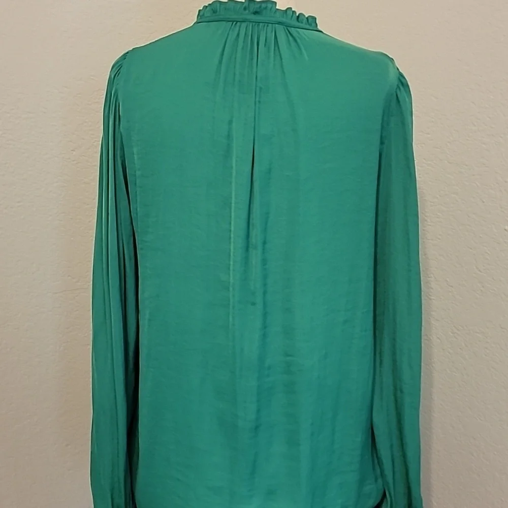 Elegant Green Blouse with Ruffled Neckline - Picture 5 of 5